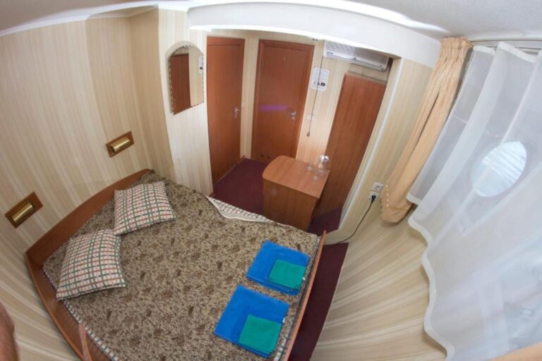 Двухместная каюта на нижней палубе Теплохода Хирург Разумовский